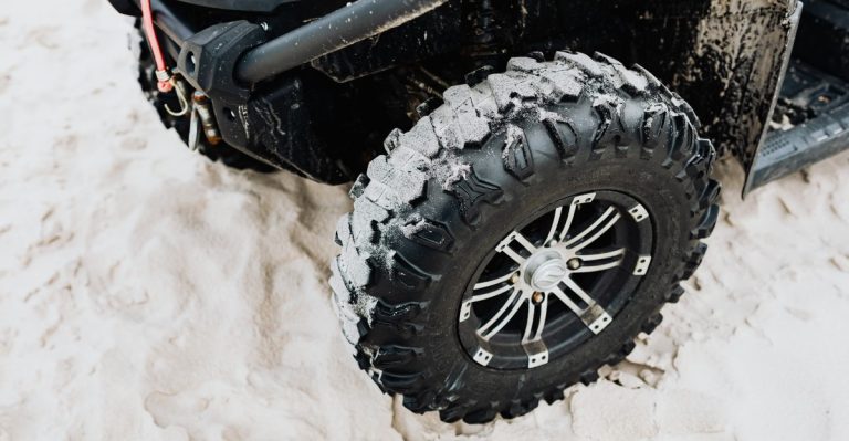 11 Things Wisconsin Drivers Should Keep In Their Cars Before Winter Really Begins