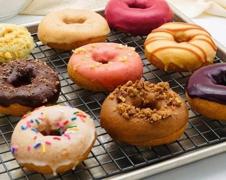 9 Unassuming Illinois Bakeries Where The Donuts Come Out Absolutely Extraordinary