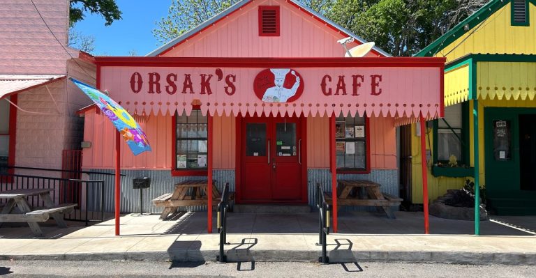 Texas Food Lovers Drive Hours For The Crispy Fried Chicken At This Tiny Roadside Café