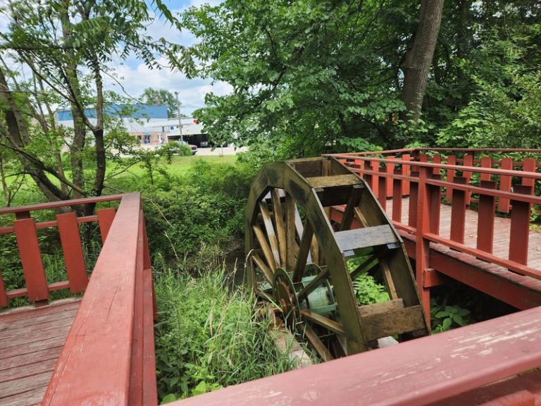 Locals Fill Their Jugs At This Waterfall-Side Artesian Spring In A Tiny Illinois Town