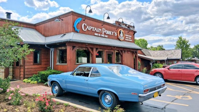 This Illinois Seafood Restaurant Has People Driving Across the State for a Table