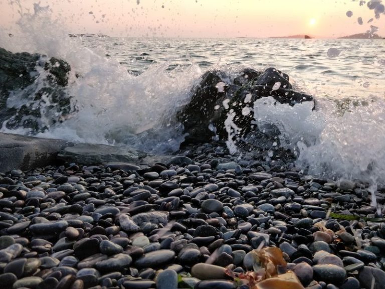 This Free Washington Beach Rewards Anyone Willing To Hunt For Agates