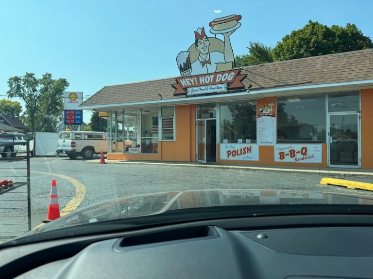 These 8 Illinois Chili Dog Joints Take The Humble Classic To Cult-Favorite Status
