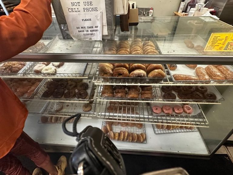 Locals Line Up At These 6 Illinois Donut Shops Where The Glaze Still Comes Out Warm
