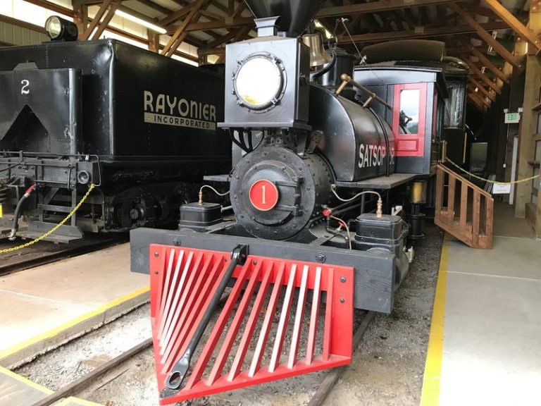 Steam Trains Still Chuff Through The Snow On This Festive Washington Holiday Railroad