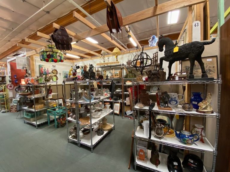 This Sprawling Arizona Antique Mall Turns One Afternoon Into An All-Day Treasure Hunt