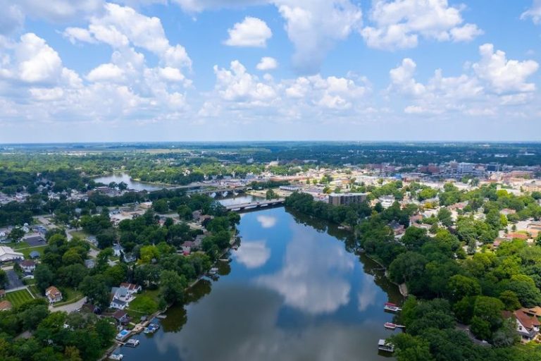 This Quiet Illinois Town With Rent Under $700 Lets Life Move At A Beautifully Slow Pace