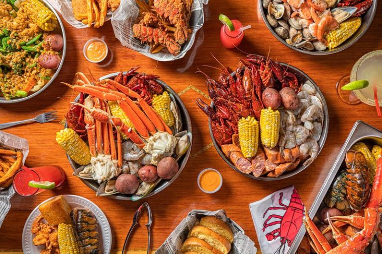 These 7 Illinois Seafood Boils Pile Their Trays High With Shrimp, Corn, And Sausage