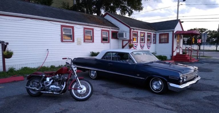 Locals Say This Old-School Rhode Island Diner Serves A Cheeseburger Worth The Trip