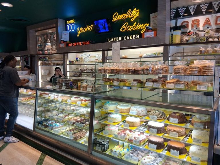 7 Old-School Illinois Bakeries Where The Pastries Are Worth The Drive Alone