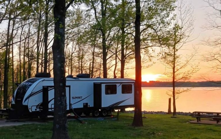 This Illinois State Park Lets You Camp Right Beside A Lake Where Bald Eagles Nest All Winter