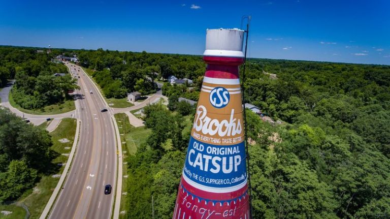 This Giant Catsup Bottle In Illinois Costs Nothing To Visit And Makes Kids’ Jaws Drop
