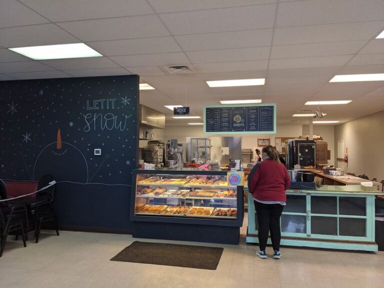 This Washington Bakery Still Fries Its Maple Bars By Hand Before Sunrise, Just Like 1950