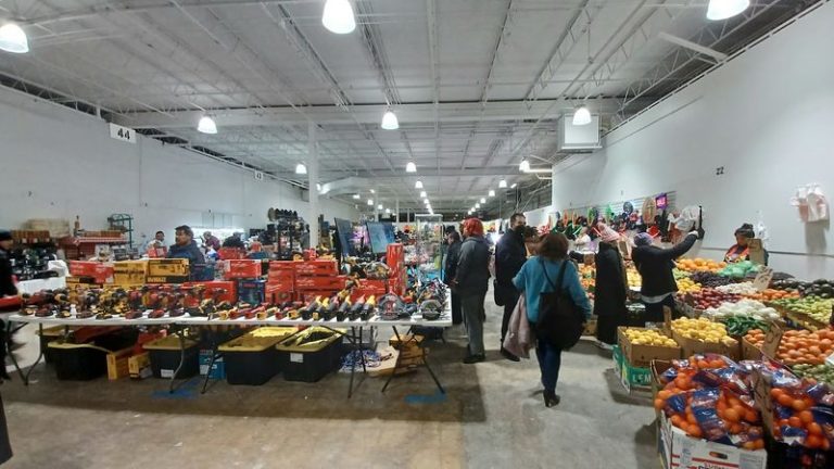 This Under-The-Radar Flea Market In Illinois Draws Hundreds Of Vendors Where You Can Fill A Bag For Under $20