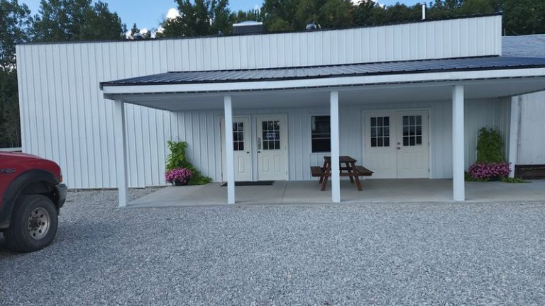 This Amish Country Market In Illinois Has The Best Baked Goods, Deli, And Homemade Candies Around