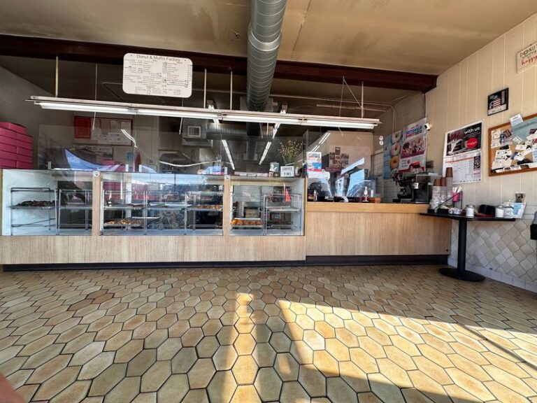 10 Old-School Washington Donut Shops Still Frying Apple Fritters Bigger Than Your Hand