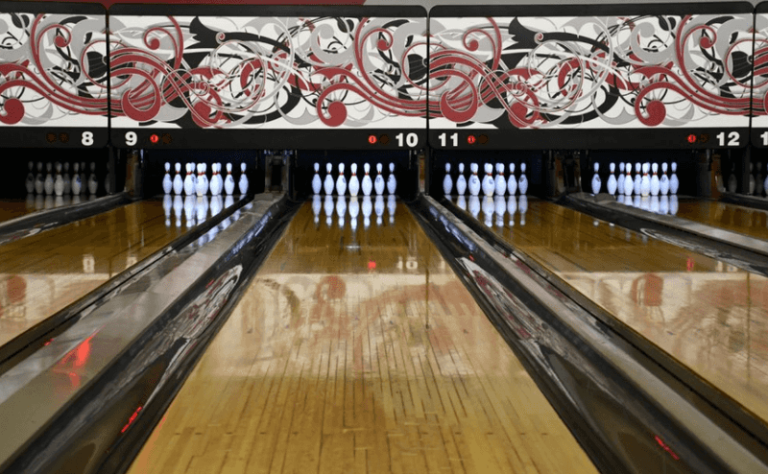 8 Old-School Illinois Bowling Alleys Where Families Still Roll A Whole Night For Under $20