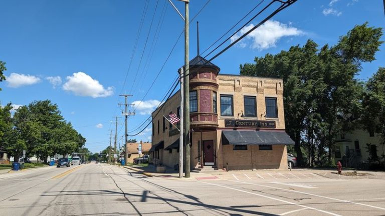 This Burlington Supper Club Preserves a Long-Running Friday Fish-Fry Tradition