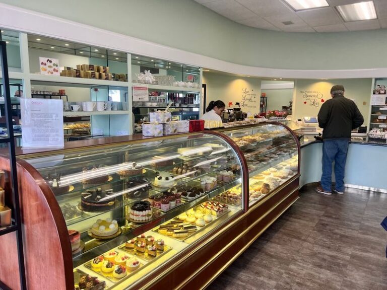 7 Old-World German Bakeries And Delis In Illinois Still Making Strudel By Hand