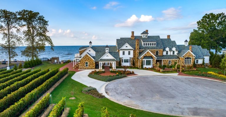 This Adults-Only Ohio Inn Has A Lakefront Pool, Loungers, And Absolutely No Kids
