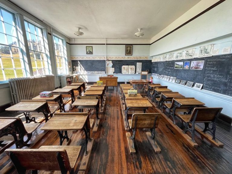 Locals Who Remember Recess Walk You Through This Washington Schoolhouse That Stopped in 1969
