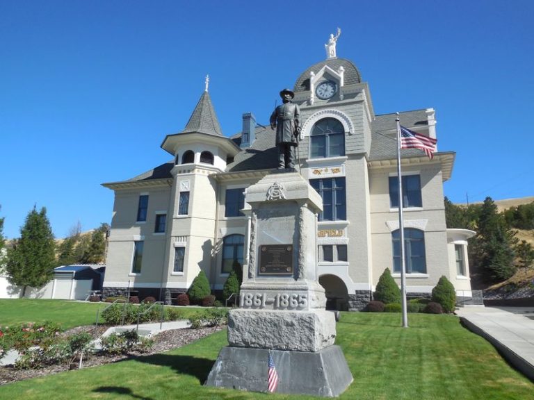 This Peaceful Washington River Town Lets Retirees Stretch Every Dollar Without Giving Up Charm