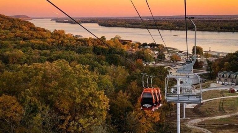 This Illinois Town Packs Antique Shops, River Views, And Small-Town Charm Into One Easy Day Trip