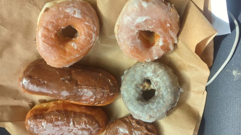 This Unassuming Illinois Bakery Quietly Glazes Donuts Worth Setting Your Alarm For