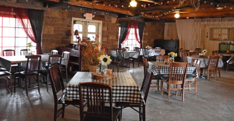 This Arizona Saloon Feels Like An Old Western Hotel That Learned How To Party