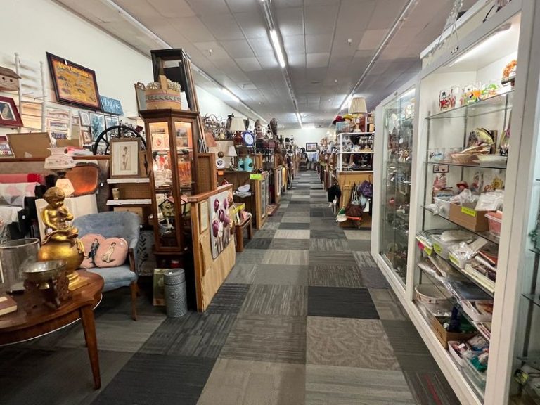 Bring $15 To These 15 Gigantic Arizona Thrift And Antique Shops And Leave With A Full Tote Bag