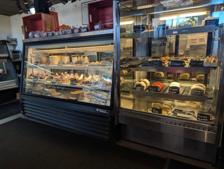 This Illinois Pie Shop Bakes Fruit Pies So Flaky Regulars Buy Two At A Time