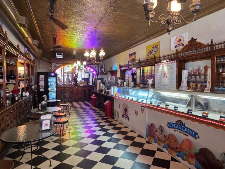 We Found 8 Illinois Ice Cream Parlors Where The Sundaes Come Piled High With Old-Fashioned Charm