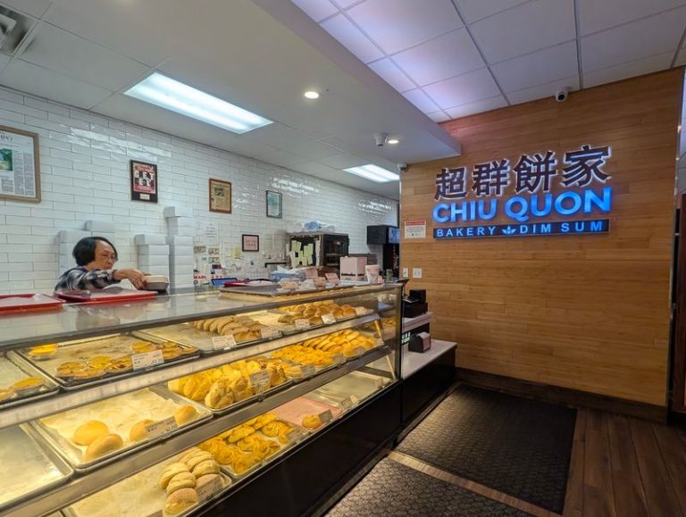 These 6 Illinois Chinese Bakeries Bake Their Fluffy Pork Buns Fresh All Morning
