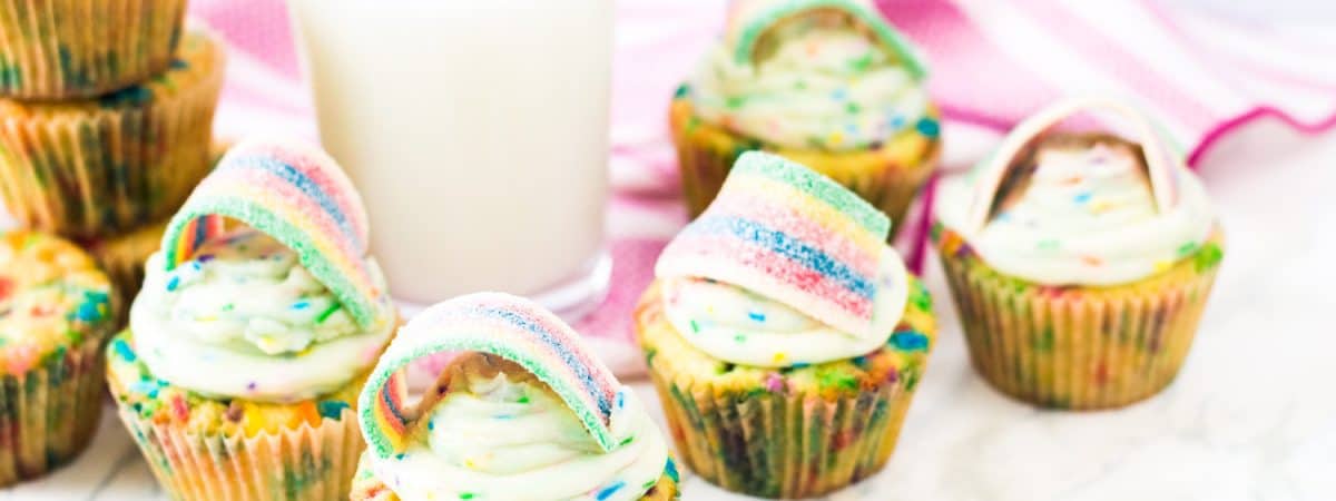 funfetti cupcakes } cupcakes with rainbow sprinkles