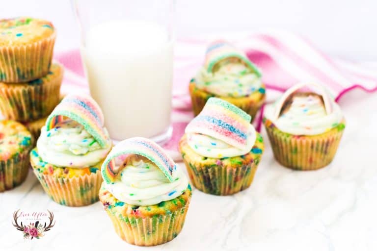 funfetti cupcakes } cupcakes with rainbow sprinkles