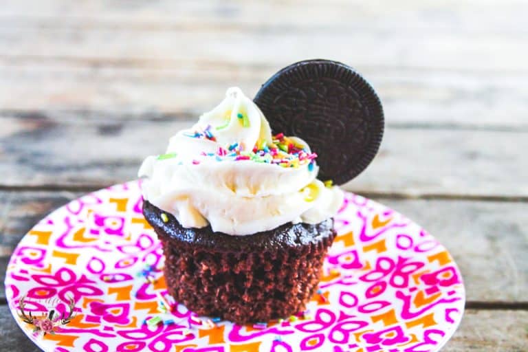 oreo cupcakes with cookies and cream