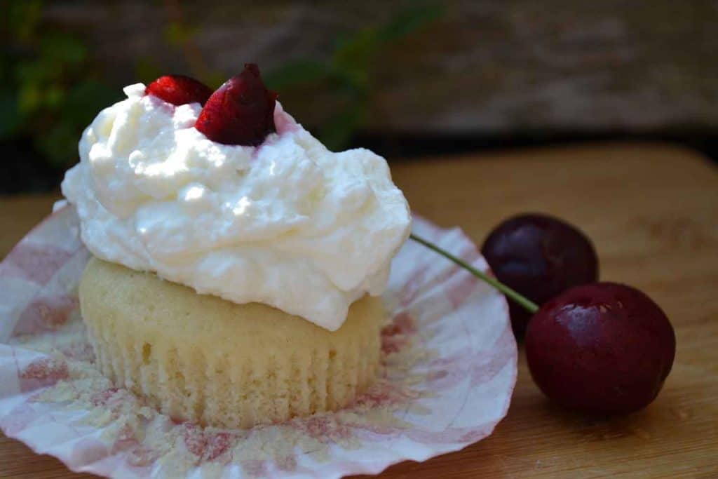 cupcakes whipped cream filling